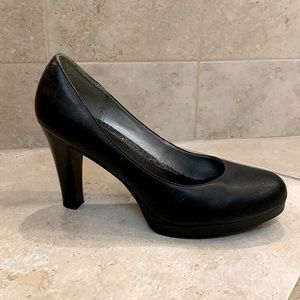 Candies closed toe black pumps 4” heels size 9.5